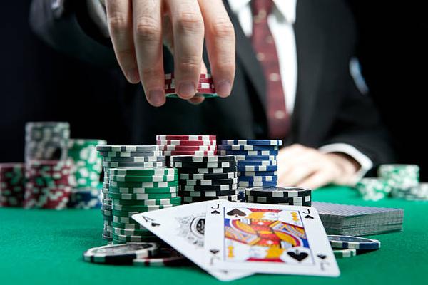 Explore Exciting Poker Tables and Progressive Jackpot Games Through คาสิโน ออนไลน์